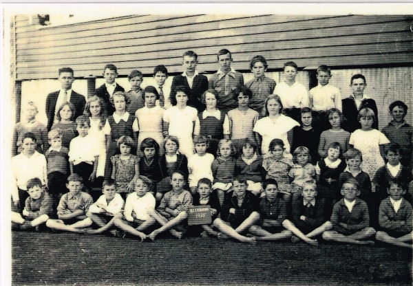 Students, Beerburrum school 1935 (note most are barefoot!)_1